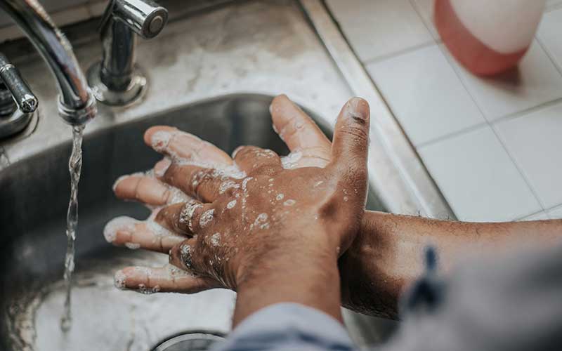 luôn vệ sinh tay sạch sẽ trước khi ăn và mọi khi có thể